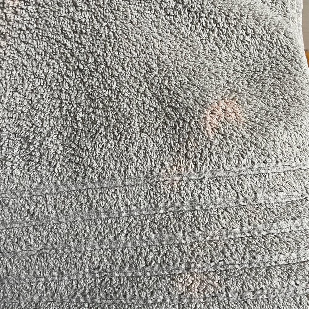 4 Grey Bath Towels - Picture 6 of 7